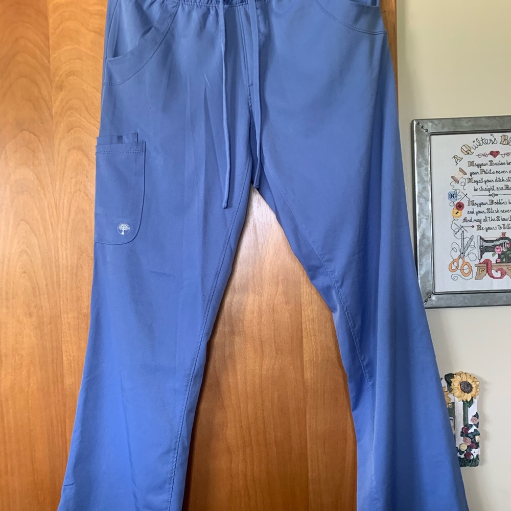 HH women’s scrub bottoms. Used but is excellent condition.